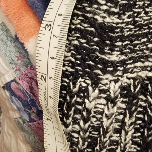 Ladies Sweater - Picture 6 of 8